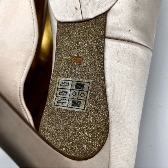 NINE WEST SATIN PLATFORM HEELS - Picture 11 of 13